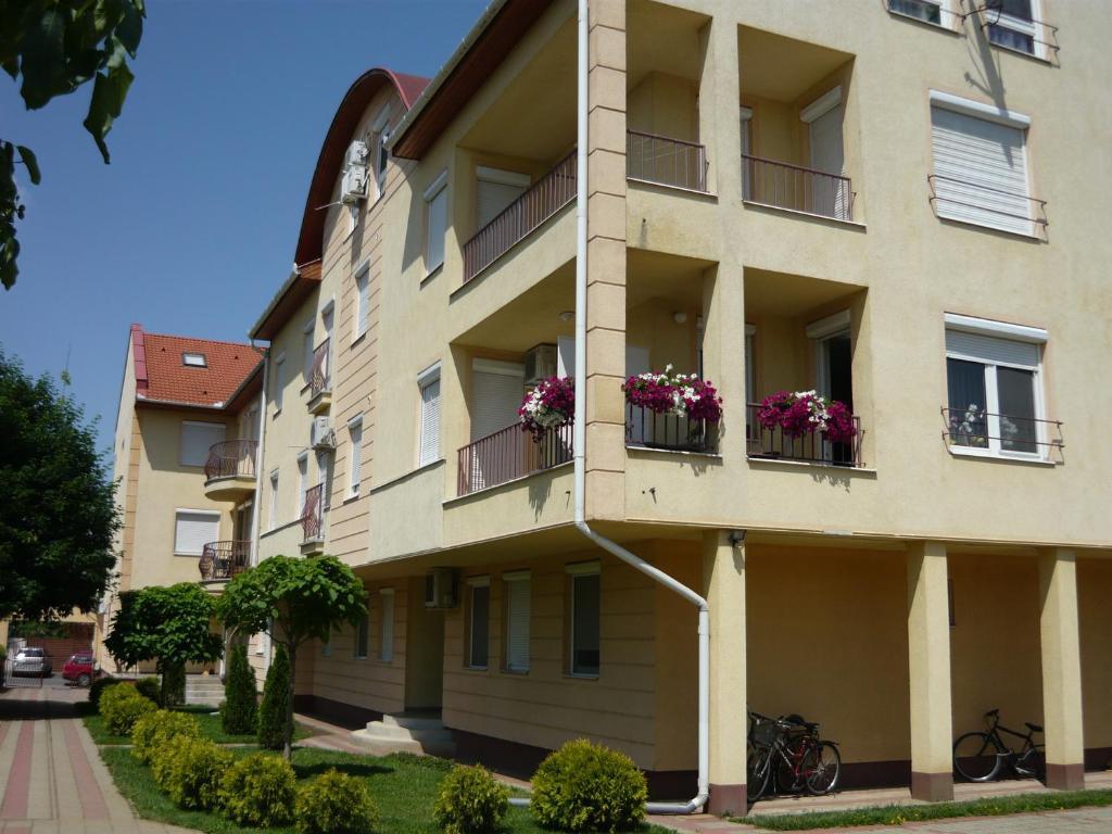 Lux Apartmanok Hajdúszoboszló Habitación foto
